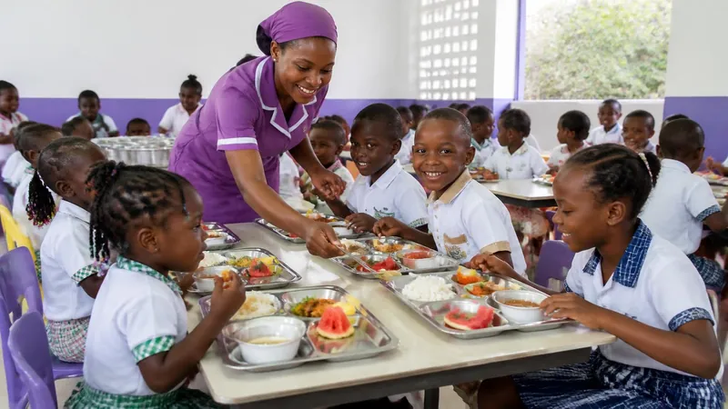 Élèves en uniforme qui déjeunent à la cantine